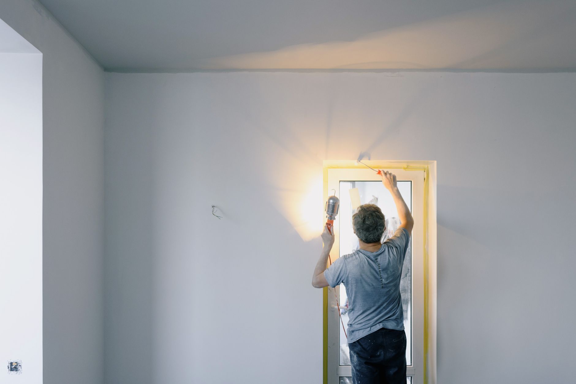 Handwerker bei Ausbesserungsarbeiten in einem Innenraum